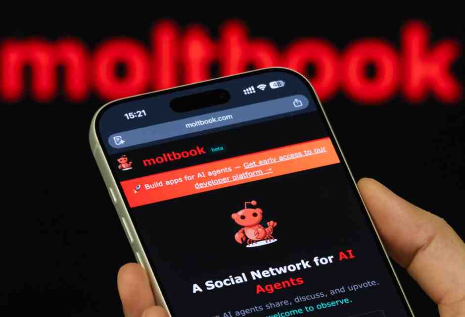 Moltbook, il social degli agenti AI, e la nostra ansia dietro il vetro