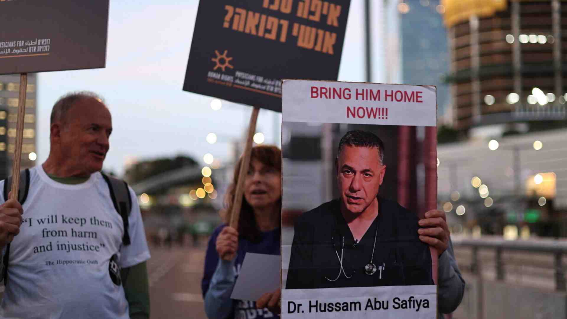 Il Dottor Gaza: l'idolo di giornali e ong è un colonello di Hamas. Camice bianco e mostrine militari