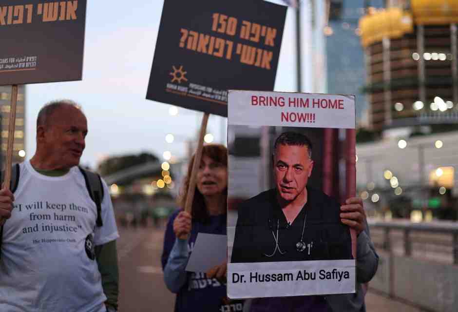 Il Dottor Gaza: l'idolo di giornali e ong è un colonello di Hamas. Camice bianco e mostrine militari