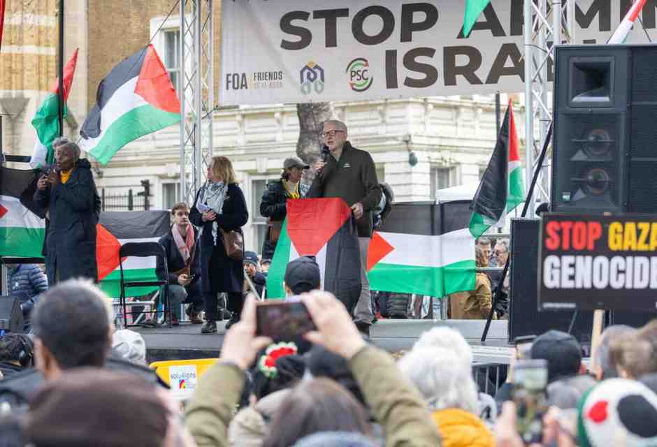 Nella Londra corbiniana si tifa ayatollah. “Ditelo chiaro e forte, Khamenei ci rendi orgogliosi”