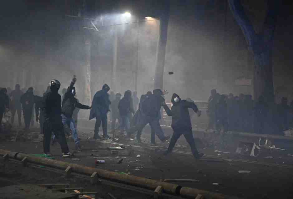 La falsificante zona grigia attorno agli antagonisti e una domanda seria al Manifesto