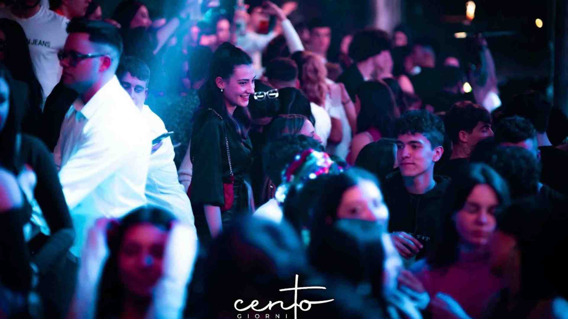 Esclusiva, anzi no, “intima”. Peccato che a questi party non ci si spogli mai