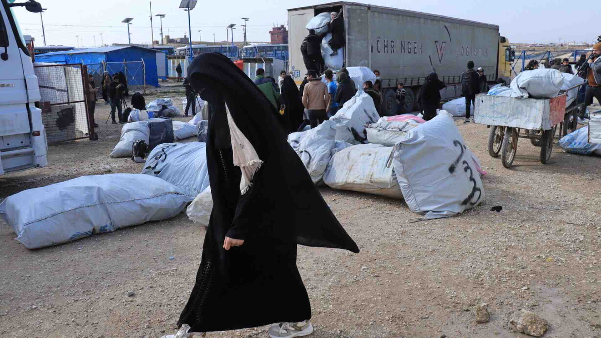 Il ritiro delle Sdf dal campo di al Hol In Siria, ora sotto il controllo di Damasco