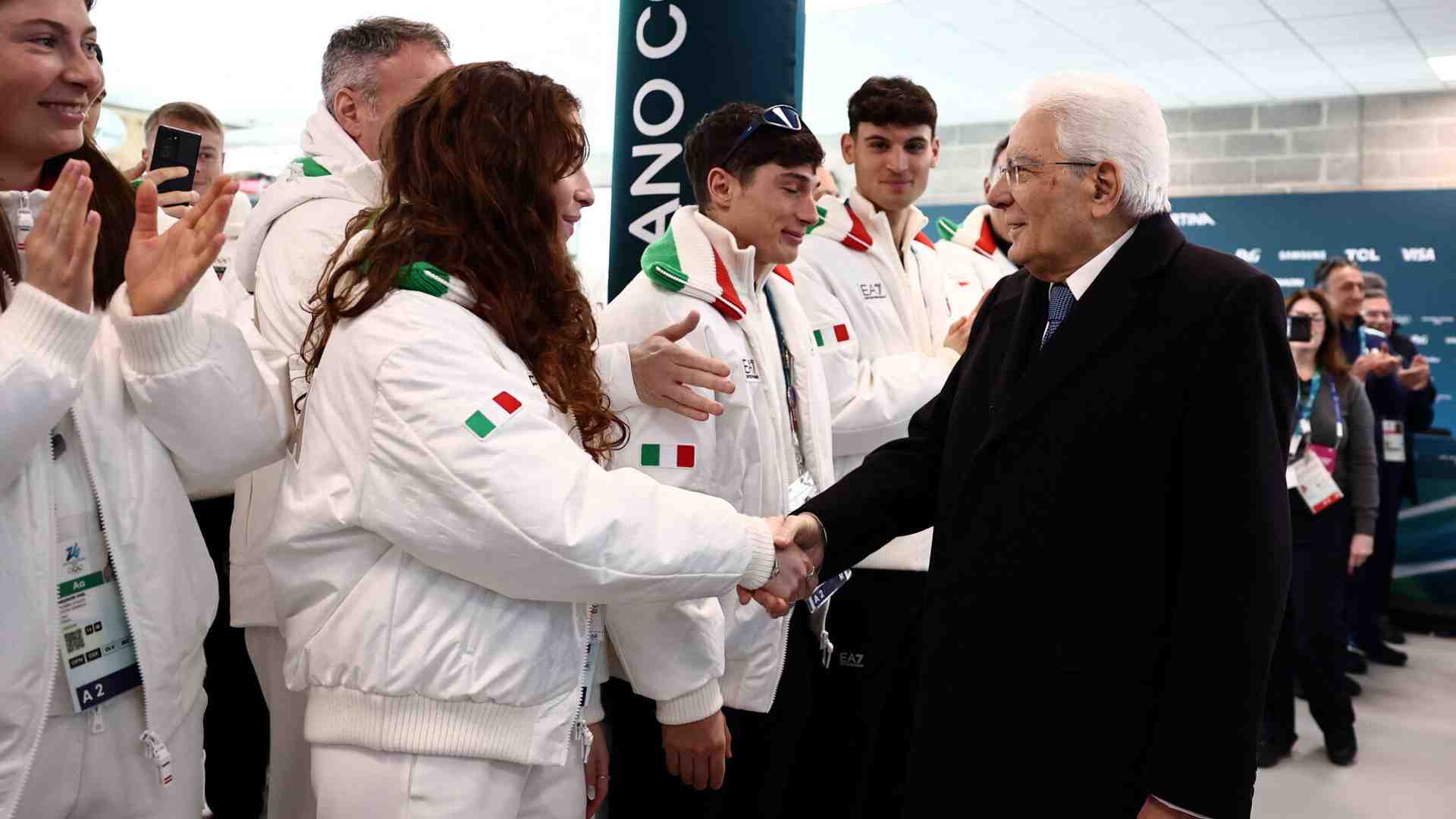 Mattarella tra gli azzurri e il primo ghiaccio olimpico. Così a Milano sono già iniziate le Olimpiadi