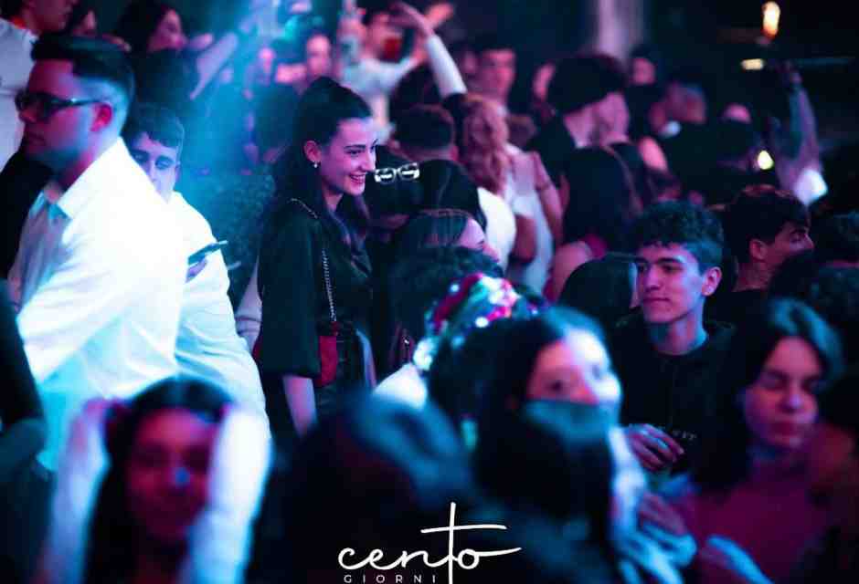 Esclusiva, anzi no, “intima”. Peccato che a questi party non ci si spogli mai