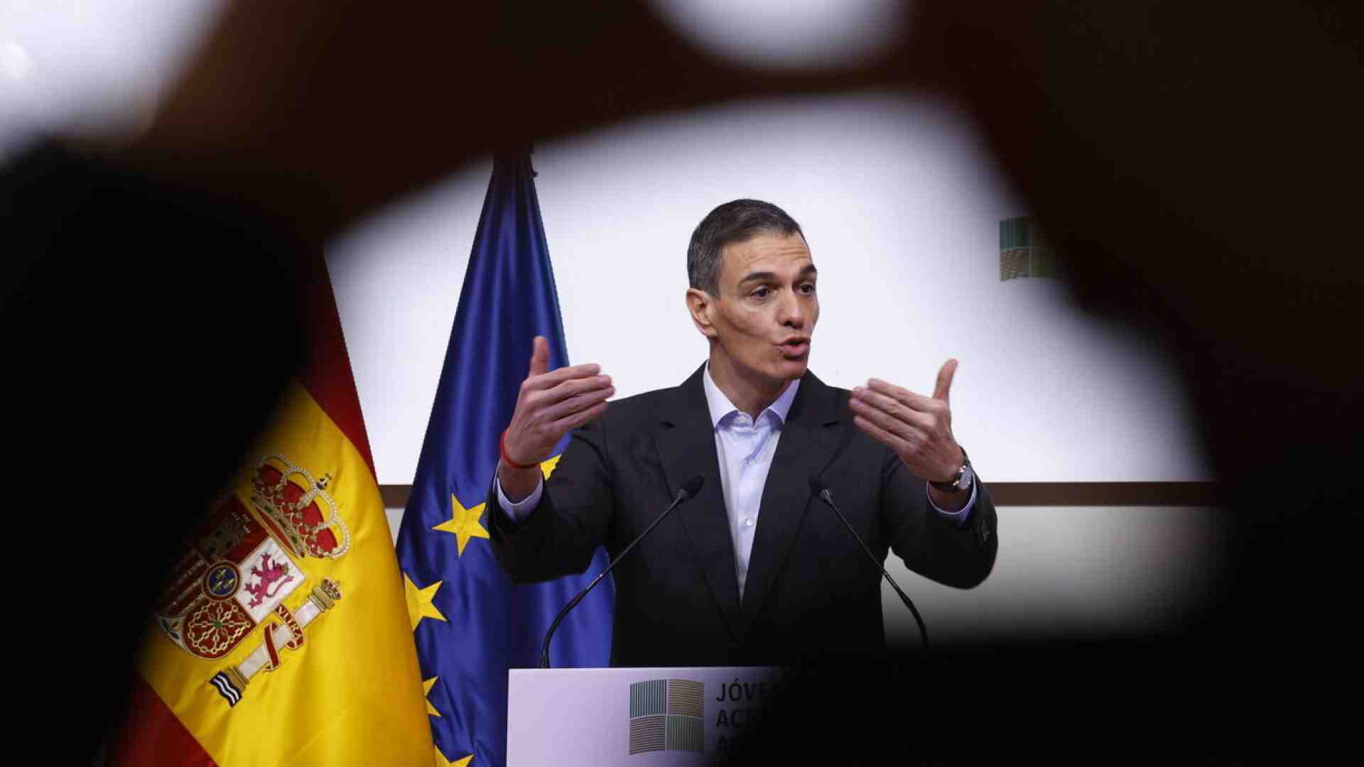 Successo internazionale e crisi in Spagna. Le due facce di Sánchez