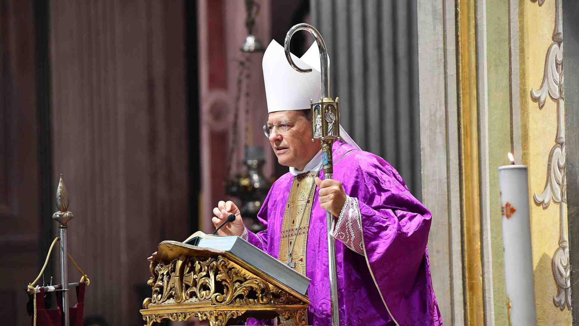 L'orrore moralista che mette alla gogna un vescovo