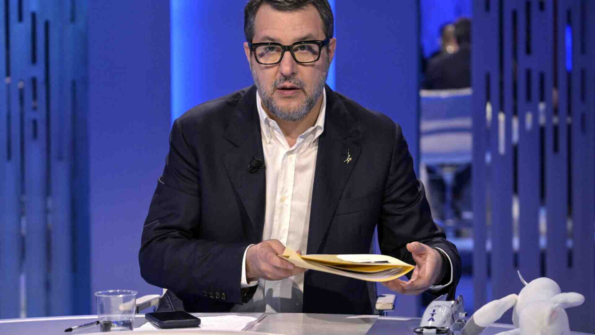 L'avvertimento di Salvini ai vannacciani: "Serve l'obbligo di mandato. Se esci dal partito ti dimetti"