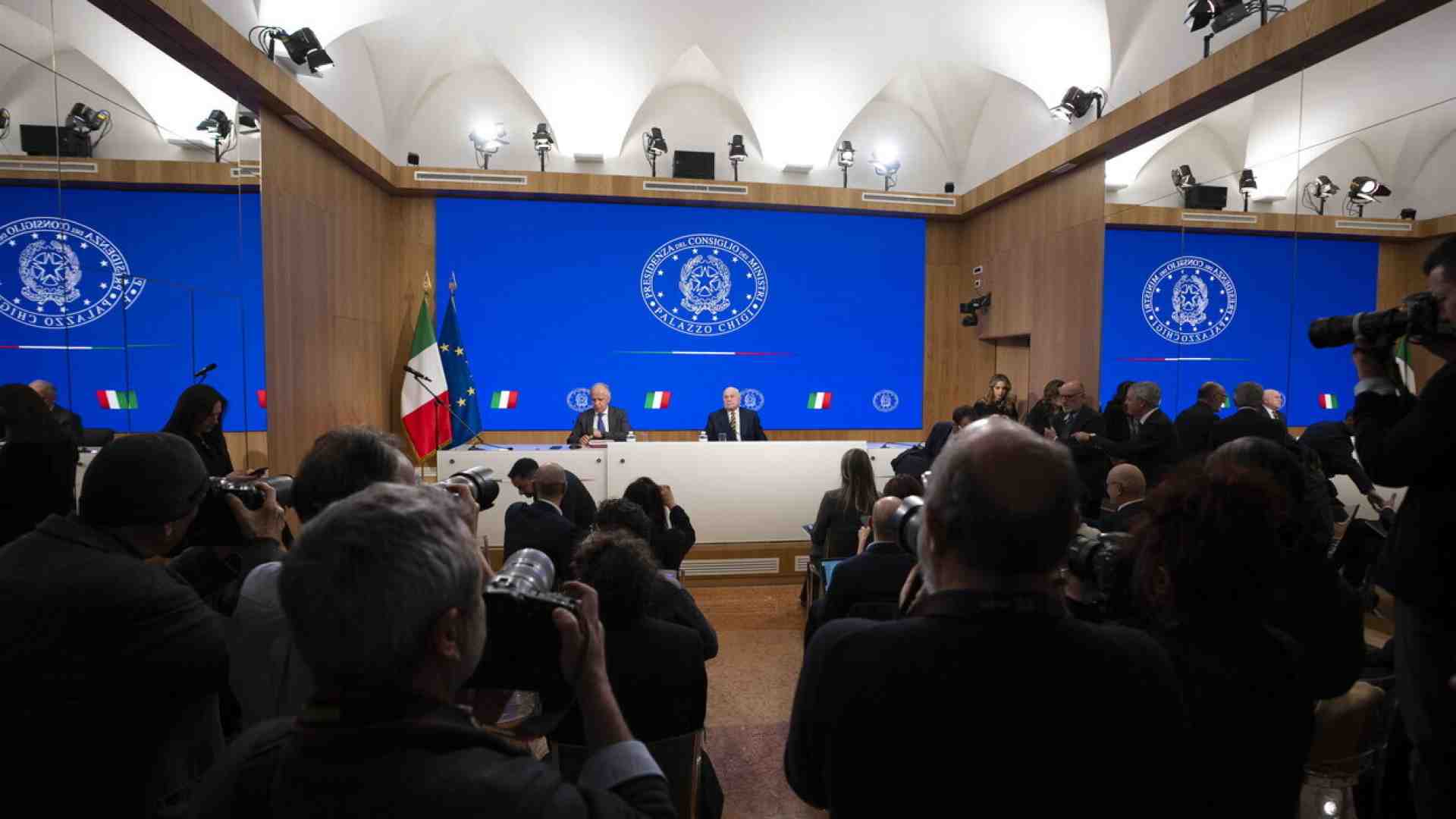 Meloni, la sicurezza con giudizio. Mattarella lima il decreto. Fermi, pene, aggravanti. Nordio evoca le Brigate Rosse