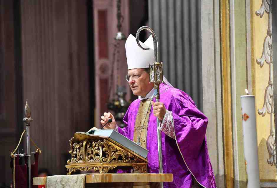 L'orrore moralista che mette alla gogna un vescovo