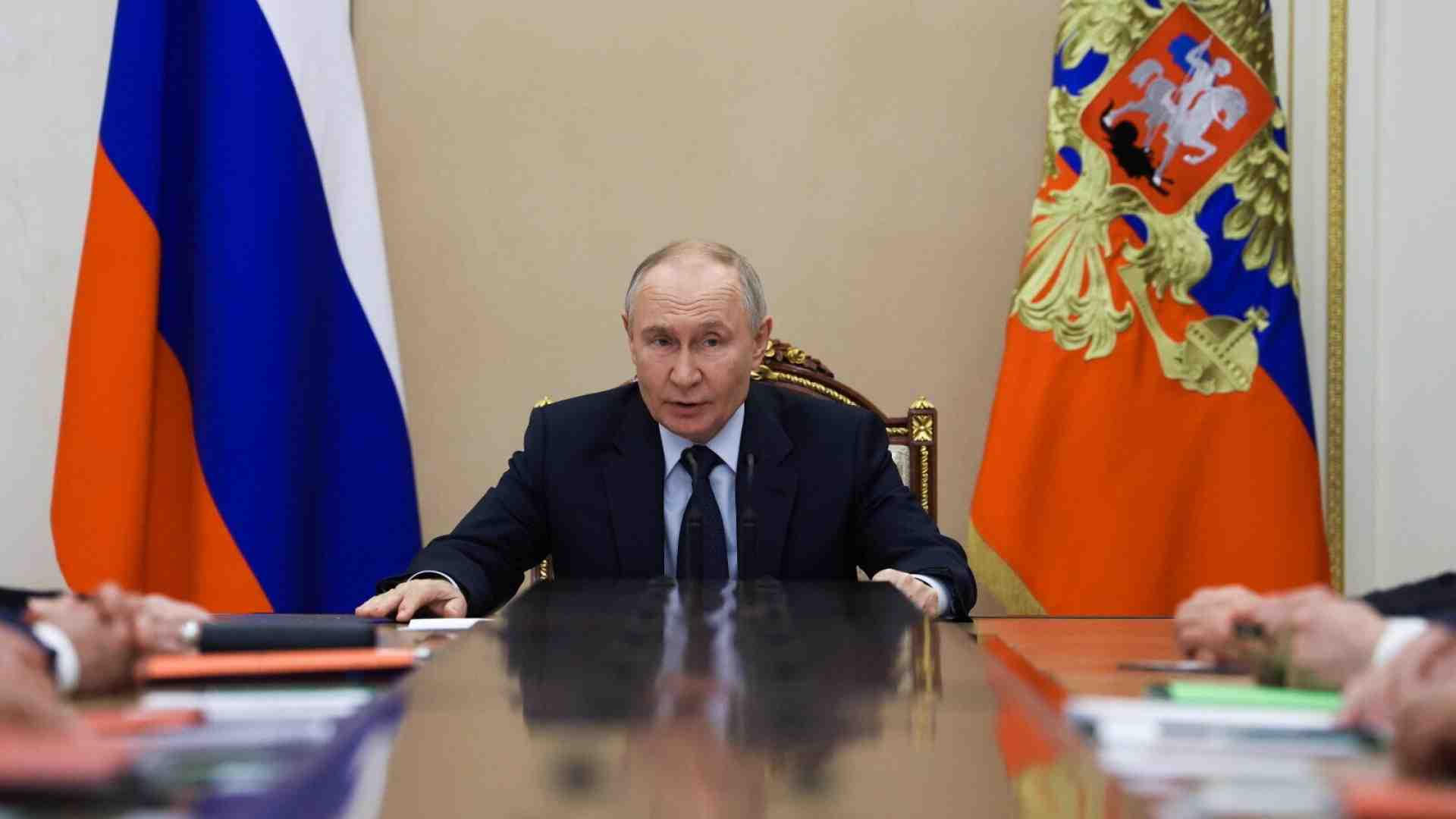 Calo dei prezzi, sanzioni e l’India che si sfila. A Mosca crollano le entrate da oil & gas e sale il deficit