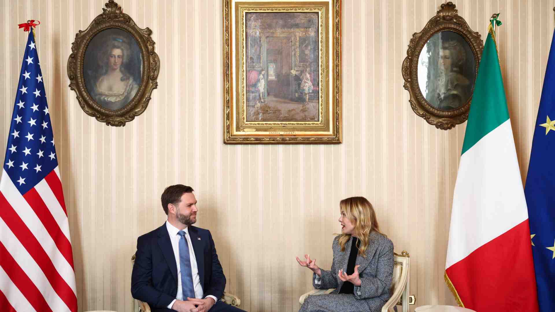 Meloni e il patto della gallinella con Vance: "Non attaccate l'Europa". Il governo ha la soluzione per il costo dell'energia