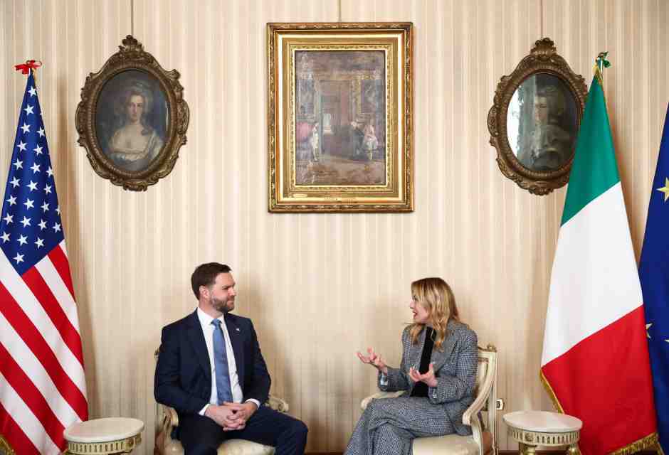Meloni e il patto della gallinella con Vance: "Non attaccate l'Europa". Il governo ha la soluzione per il costo dell'energia