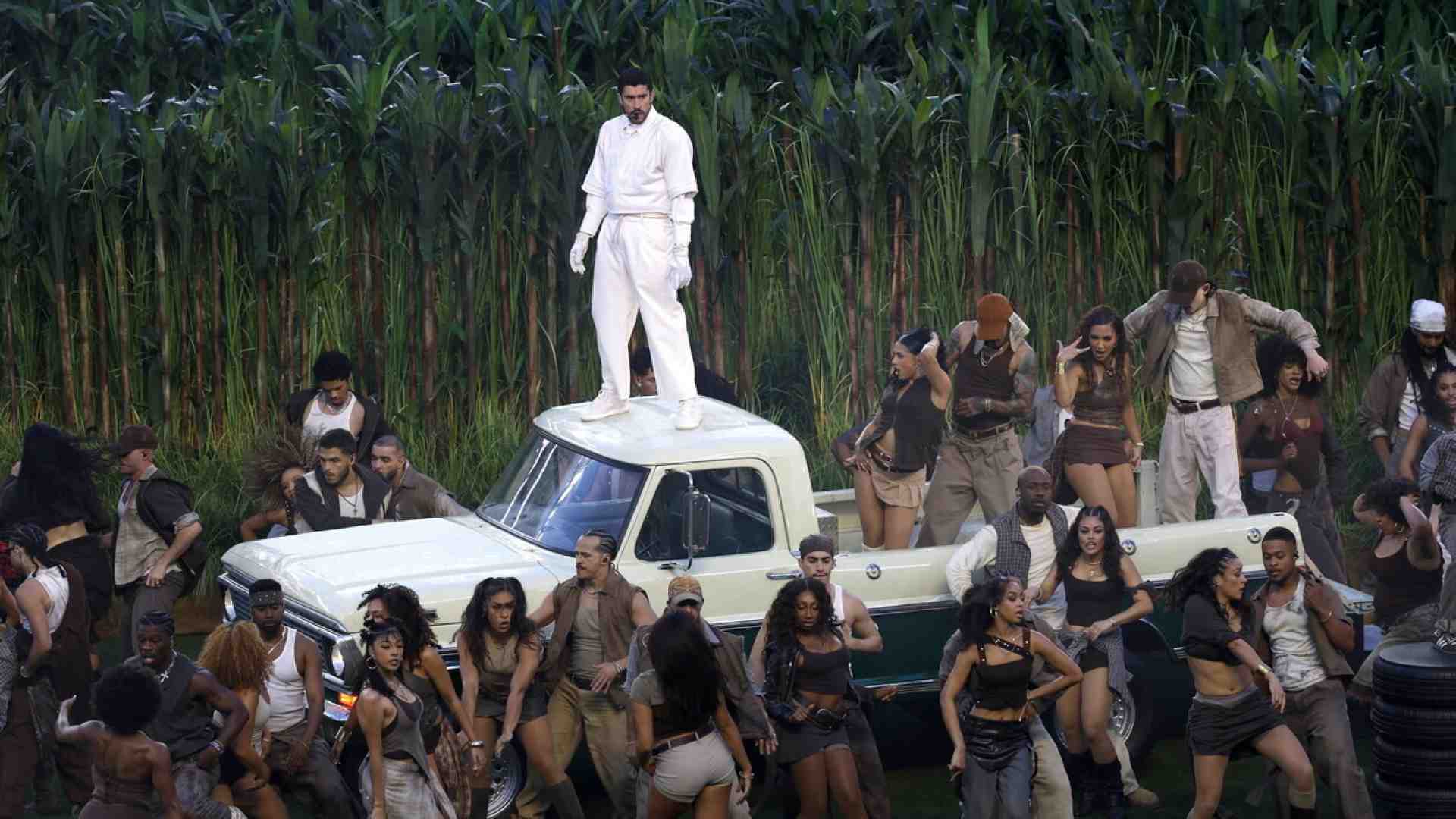 Il portento Bad Bunny al Super Bowl, “God bless America” e un Trump isterico. Tutto perfetto