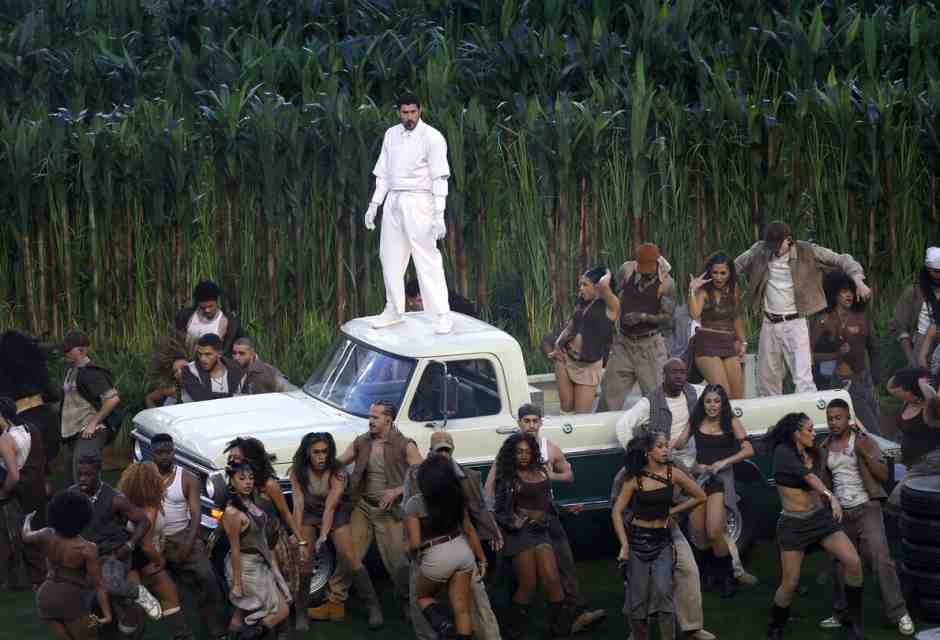 Il portento Bad Bunny al Super Bowl, “God bless America” e un Trump isterico. Tutto perfetto