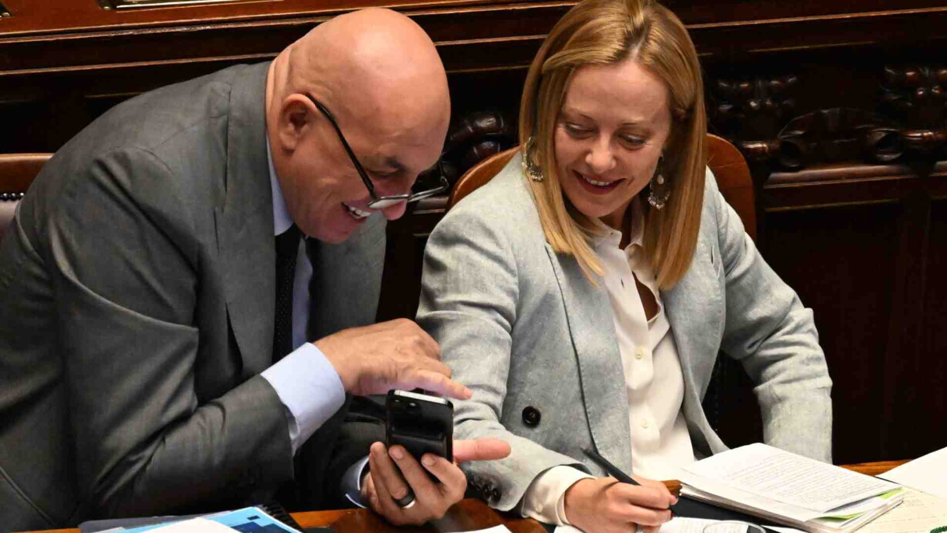 Meloni sente Crosetto e mette la fiducia sul dl Ucraina: “Niente tribune a Vannacci”. Scossa al Mef