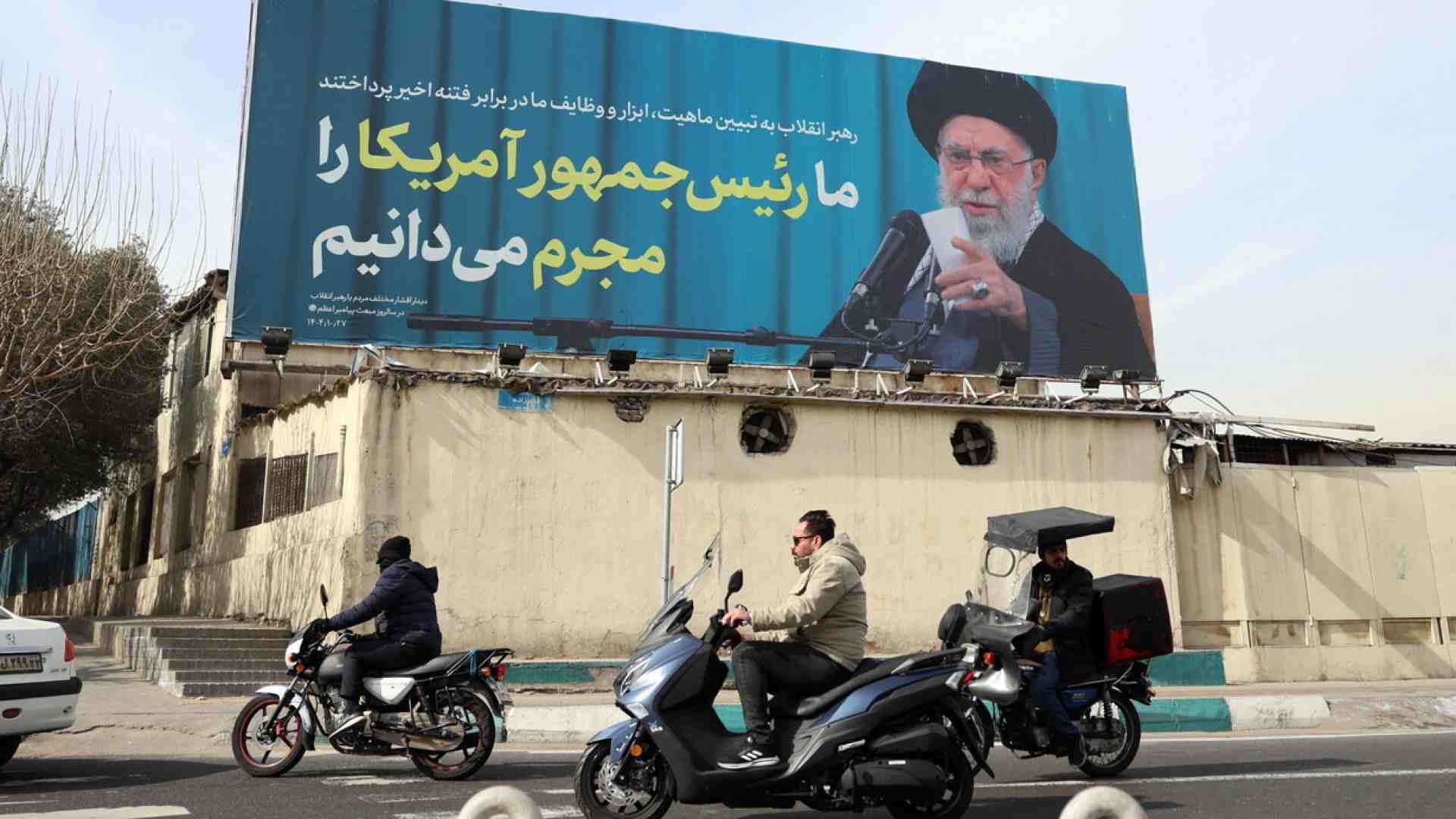 Tutto pur di resistere. L’essenza della Repubblica islamica in due gesti