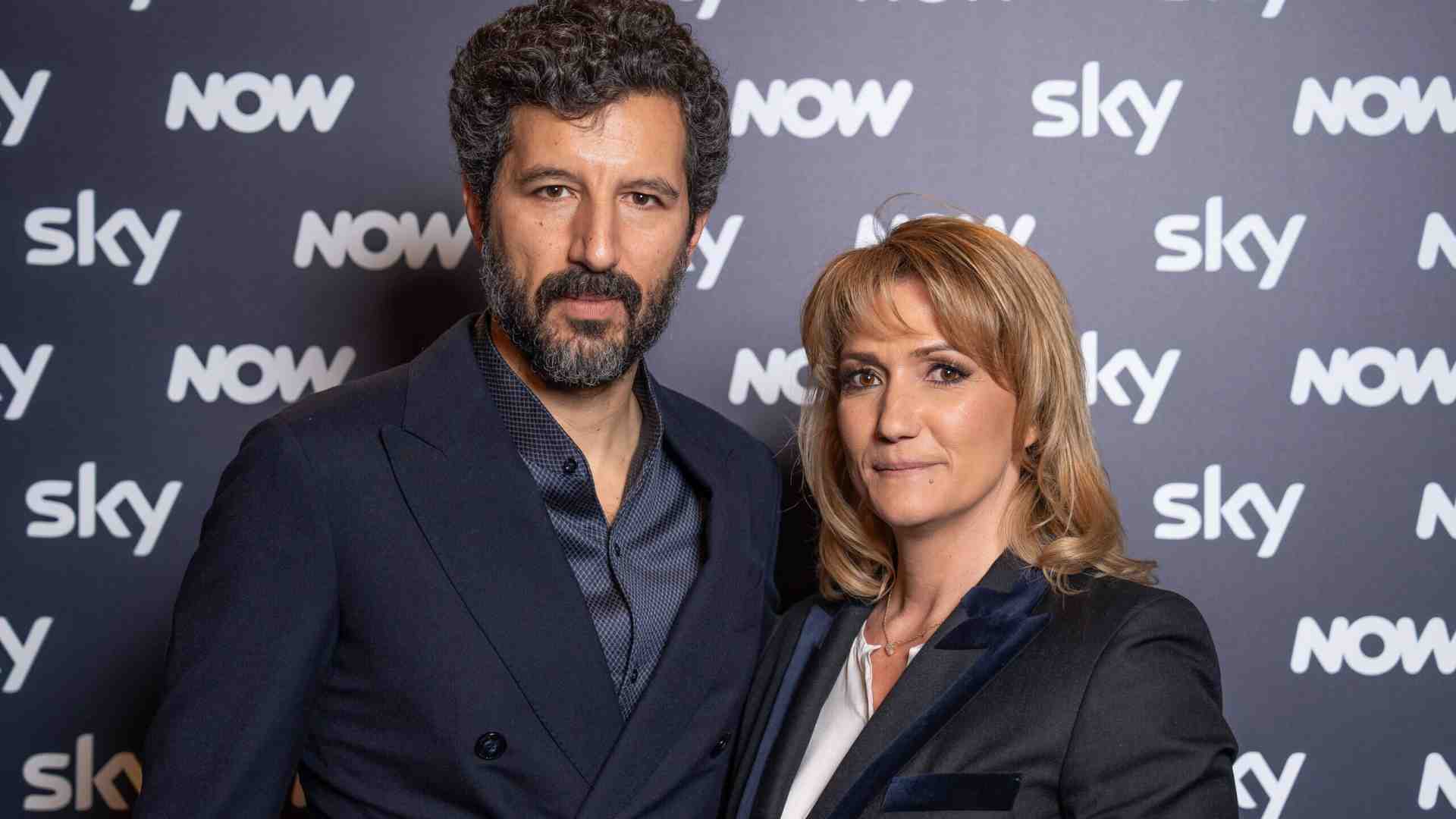 Meno serie, più identità. È la sfida delle piattaforme in Italia. Le strategie di Sky e Netflix