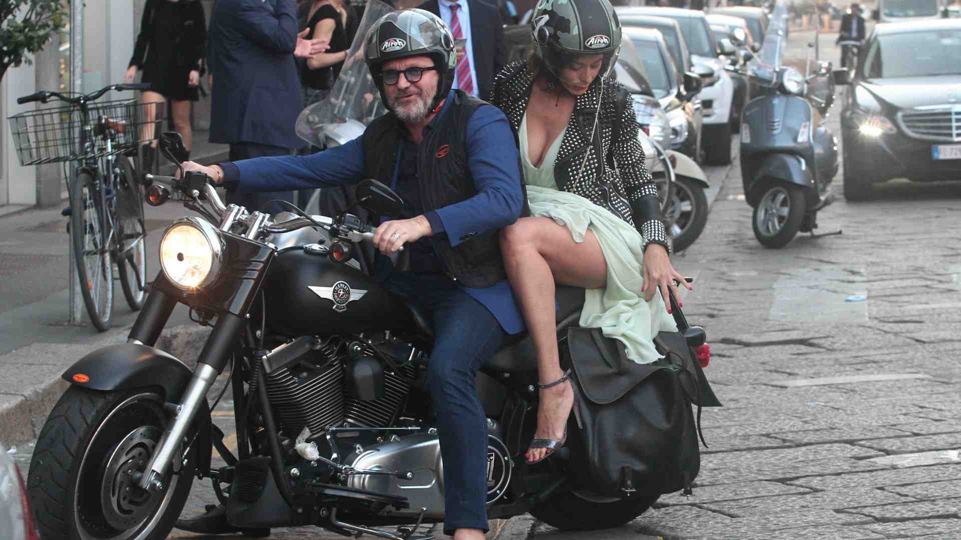 Il comico, gli insulti e la strana sacralità della satira a destra. Oltre il caso Pucci