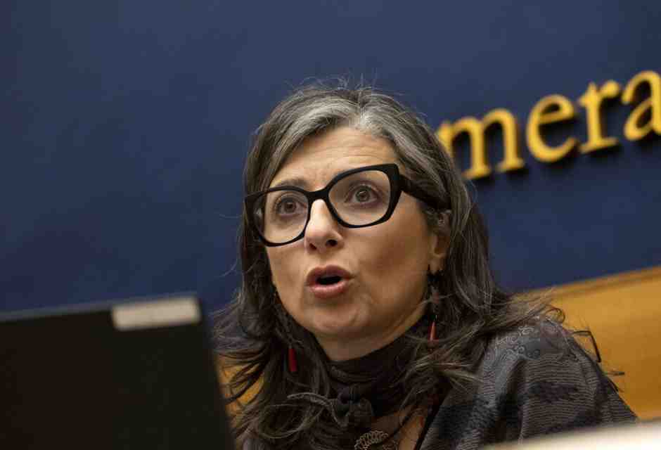 Poche parole per spiegare i molti silenzi di Albanese sull'Iran