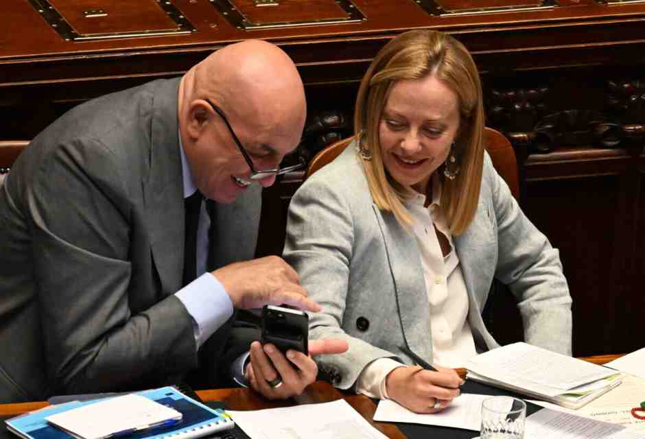 Meloni sente Crosetto e mette la fiducia sul dl Ucraina: “Niente tribune a Vannacci”. Scossa al Mef