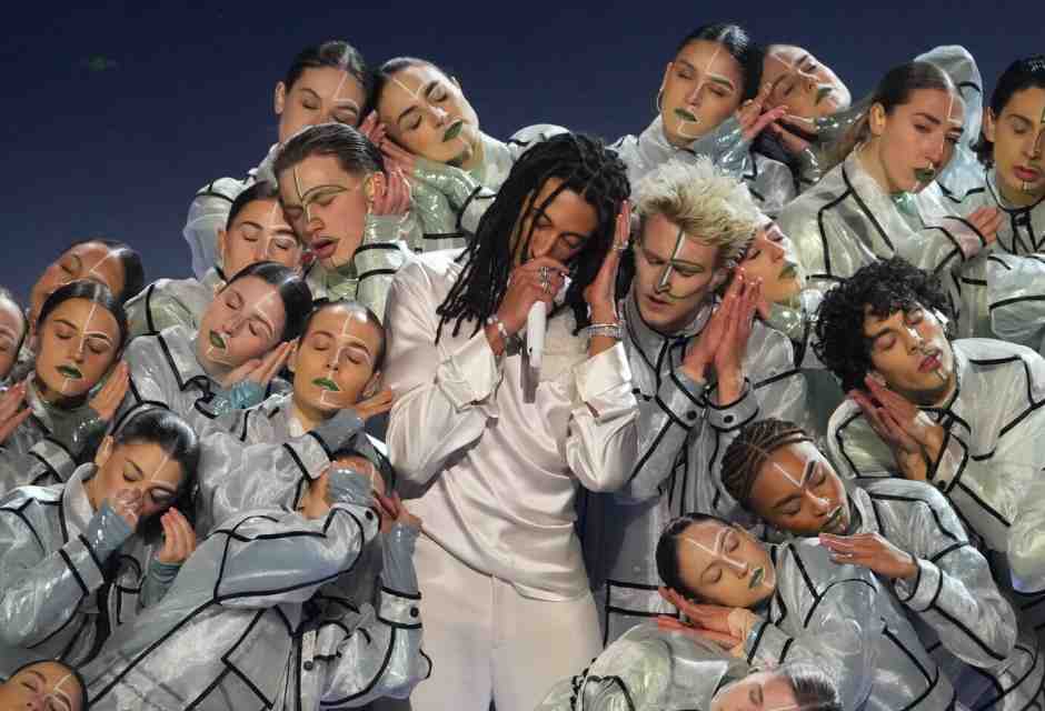 Sinistra per Ghali. Tutto il mondo si diverte a Milano Cortina. Tranne Rodari (ronf) e chi frigna per la censura