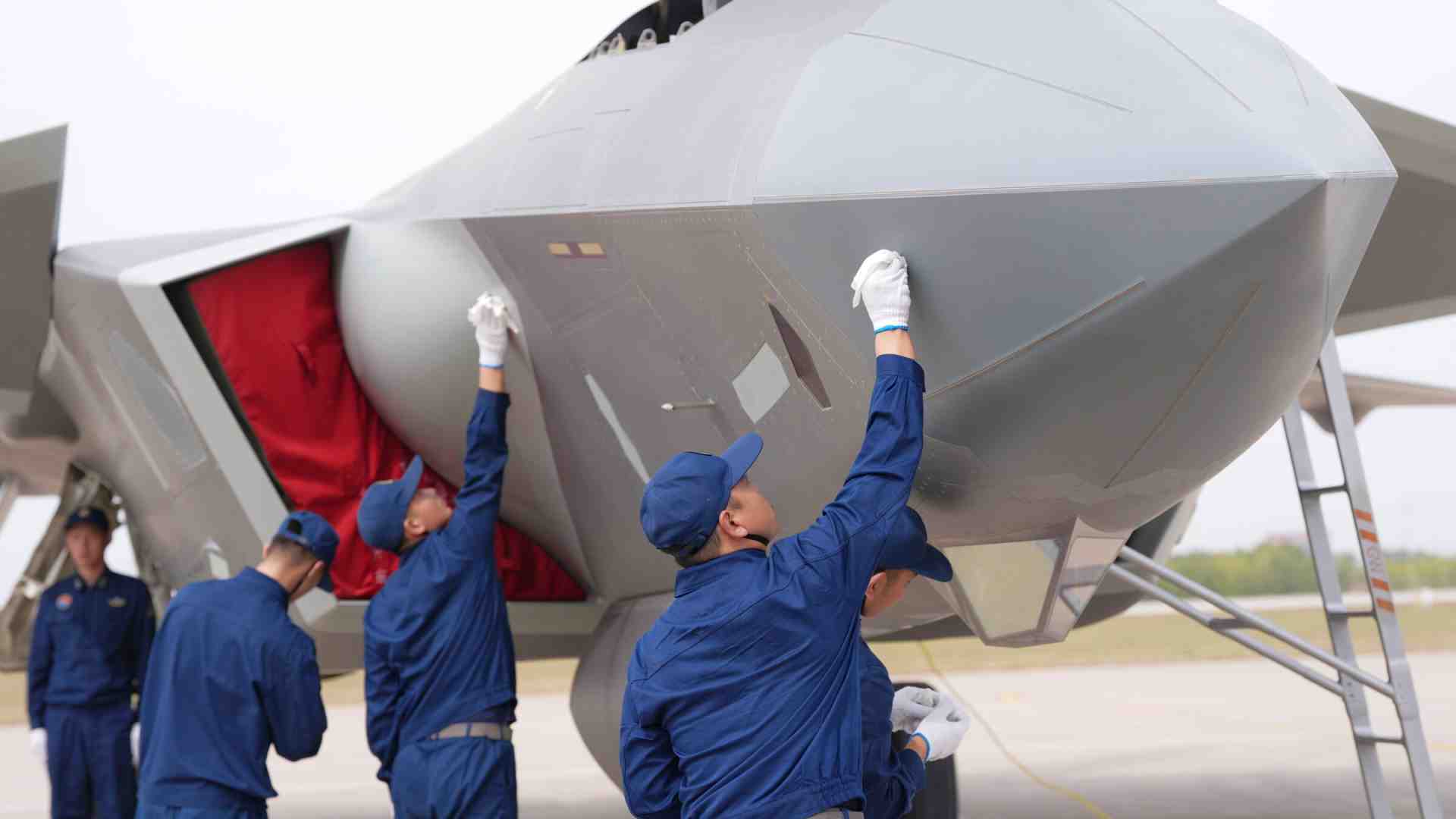 Non solo Jimmy Lai. La Cina è sempre più aggressiva, anche militarmente