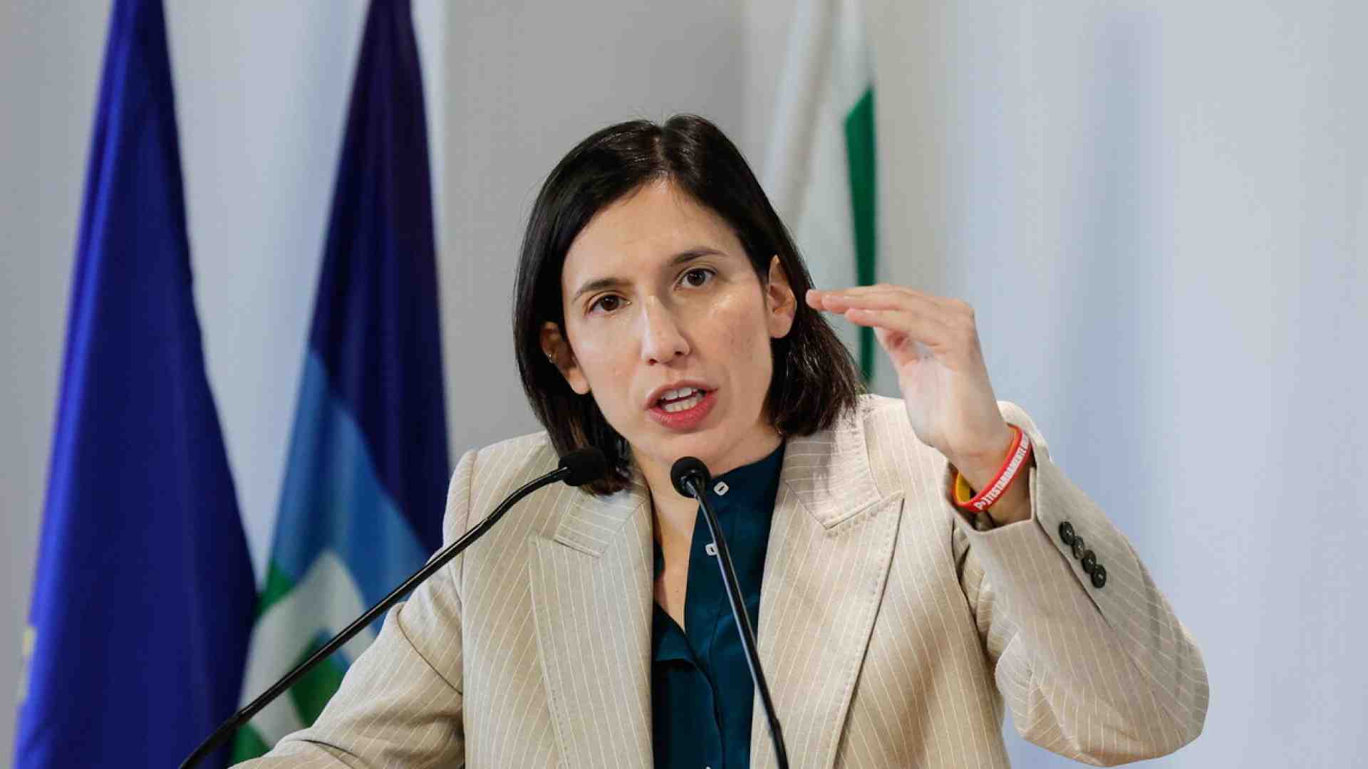 Anche 5s e Avs presentano odg per lo stop delle armi a Kyiv. Guerini (Pd): “Così fanno un favore alla destra”