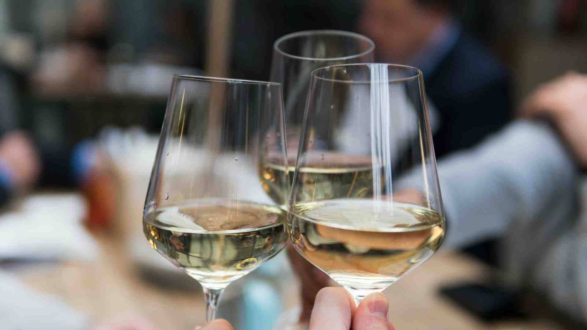 Leviamo i soldi ai super ricchi privi di gusto. E spendiamoli noi in vini e vacanze in barca