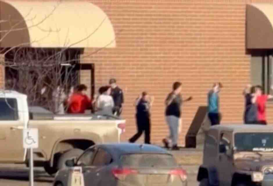 La sparatoria in una scuola canadese mette in dubbio le tesi di Michael Moore