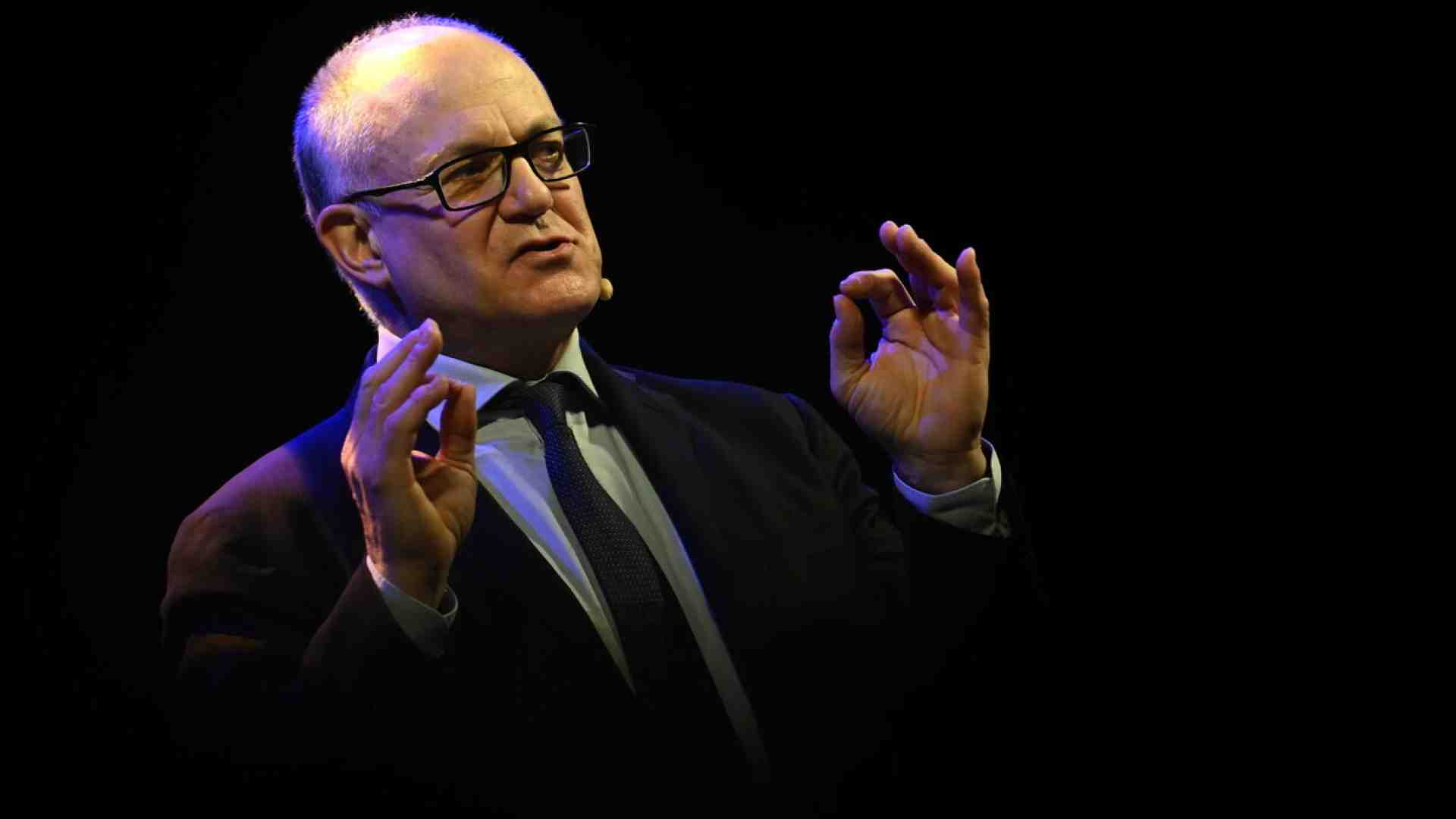 Gualtieri cancella i privilegi delle auto elettriche in Ztl e sorpassa l’asse Meloni-Merz