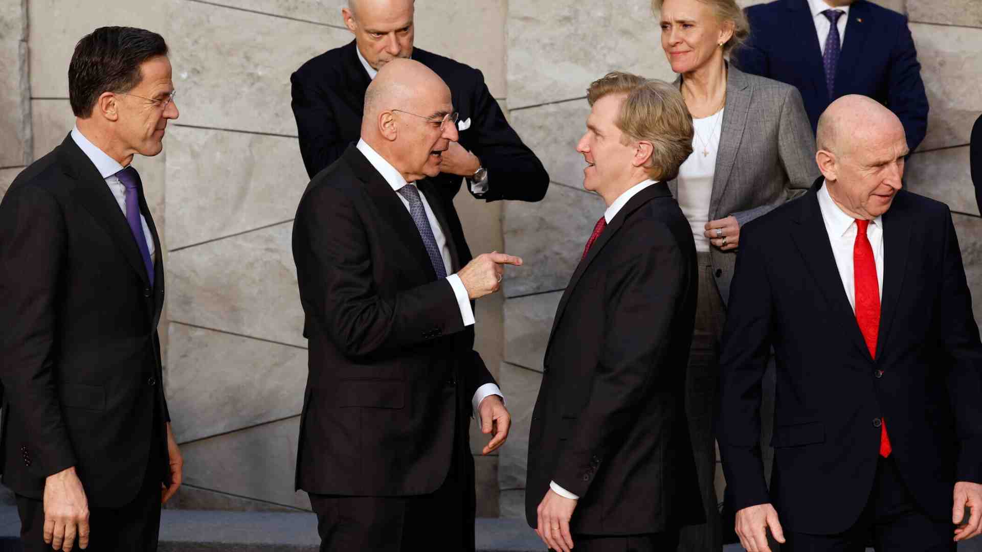 L'America è lontana, e la Nato prova ad adattarsi alla nuova realtà