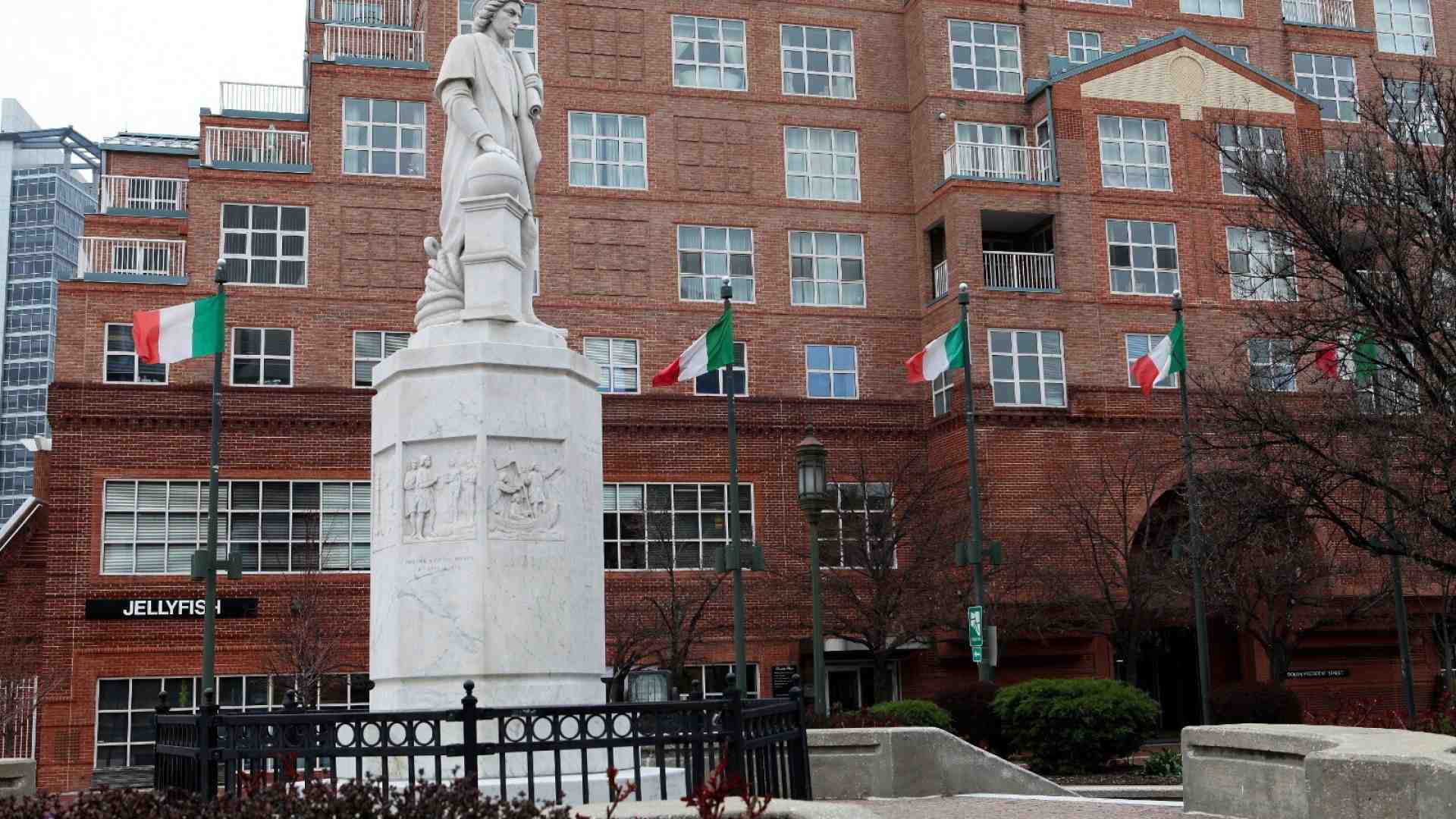 Colombo alla Casa Bianca. Abbattuta nel 2020, la statua rispunta alla corte di Trump