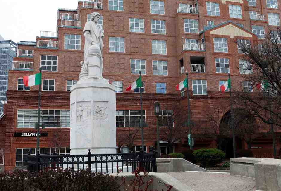 Colombo alla Casa Bianca. Abbattuta nel 2020, la statua rispunta alla corte di Trump