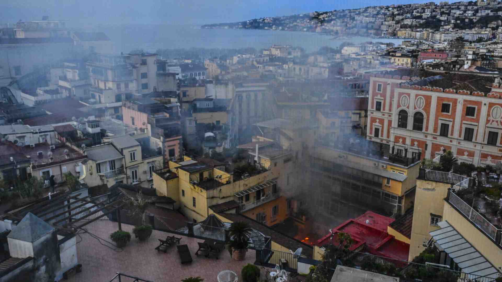 L'incendio al teatro Sannazaro a Napoli, la maledizione di febbraio e la ricetta borbonica