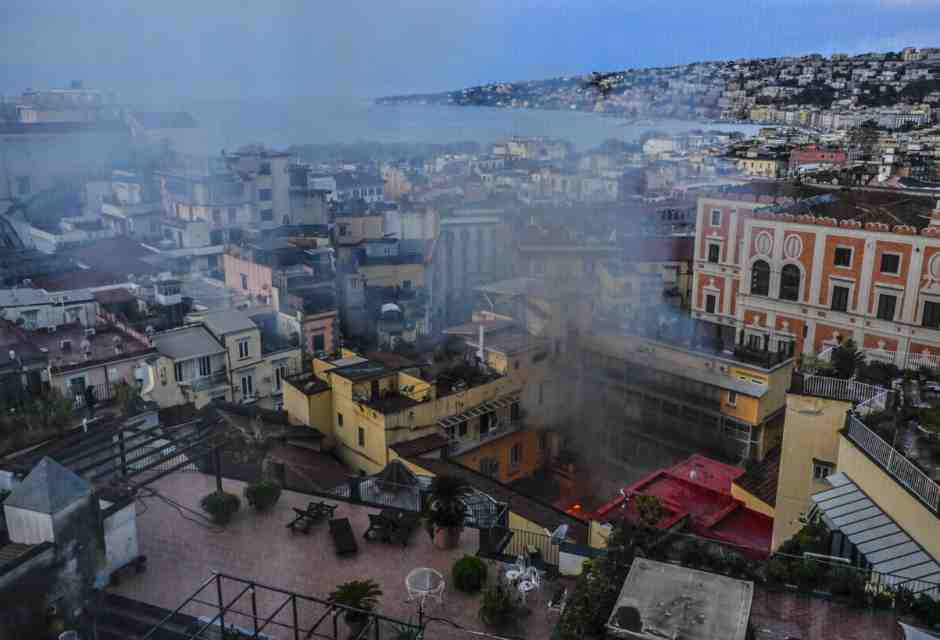 L'incendio al teatro Sannazaro a Napoli, la maledizione di febbraio e la ricetta borbonica