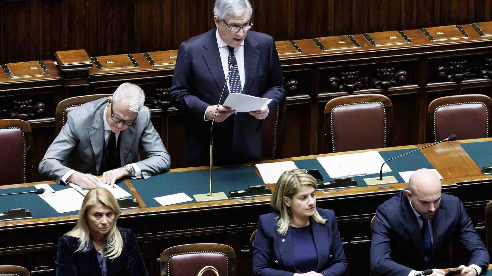 La solitudine di Tajani. Non vuole andare al Board ed è solo in Aula. il Pd lo attacca con le frasi di Marina B. L'idea di inviare Peronaci