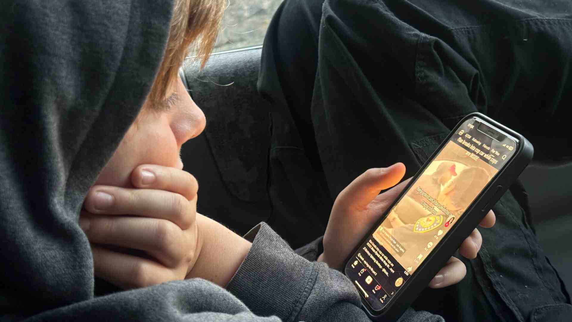 Tutti i paesi che si stanno muovendo per vietare i social media ai giovani