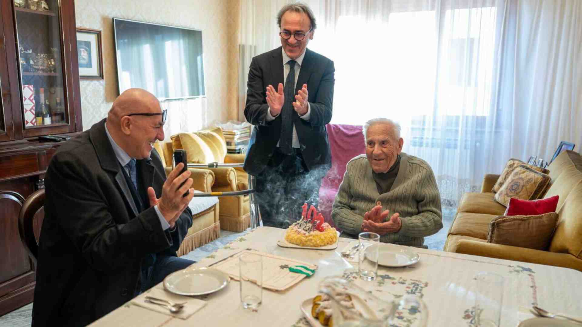 Il caffè tra Guido Crosetto e il papà ultracentenario di Angelo Bonelli