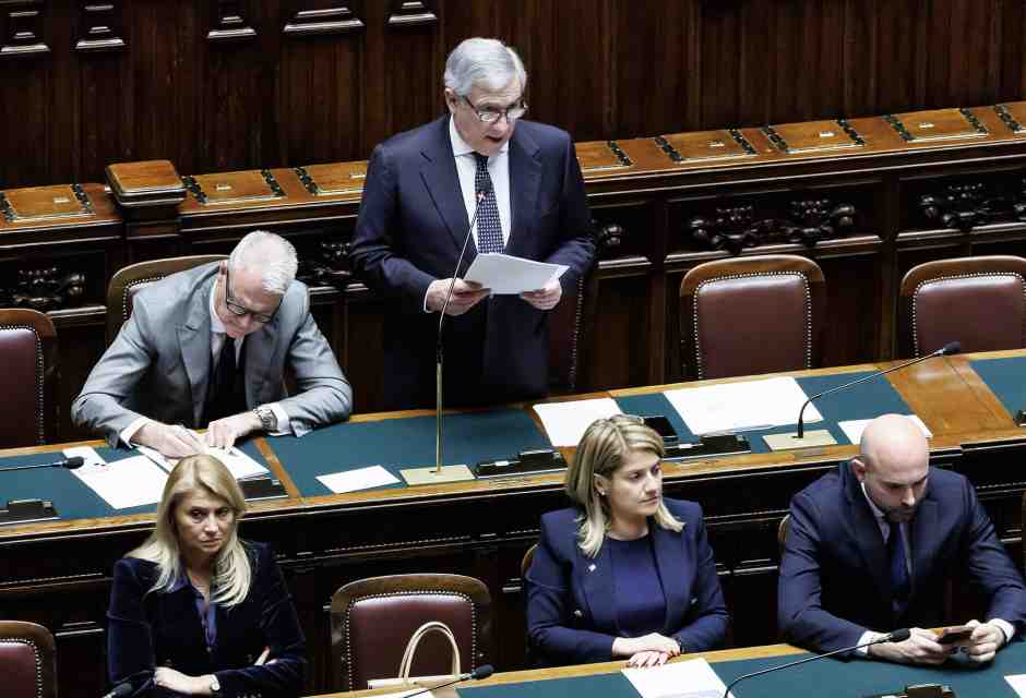 La solitudine di Tajani. Non vuole andare al Board ed è solo in Aula. il Pd lo attacca con le frasi di Marina B. L'idea di inviare Peronaci