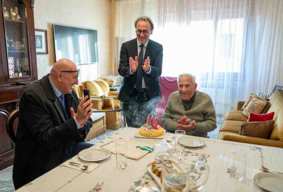 Il caffè tra Guido Crosetto e il papà ultracentenario di Angelo Bonelli