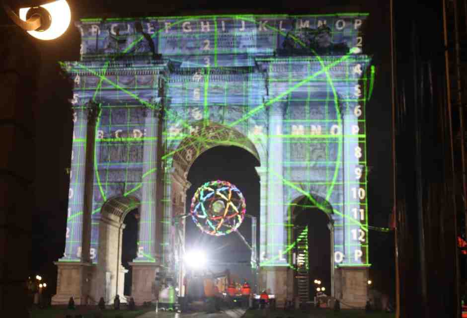 La politica ama Tolkien ma ignora l'occhio di Sauron nel fuoco olimpico a Milano