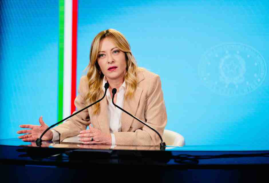 Meloni duella con Macron, le lobby green, le società energetiche, allontana le urne. Il rischio ritorsioni dai pm di Milano