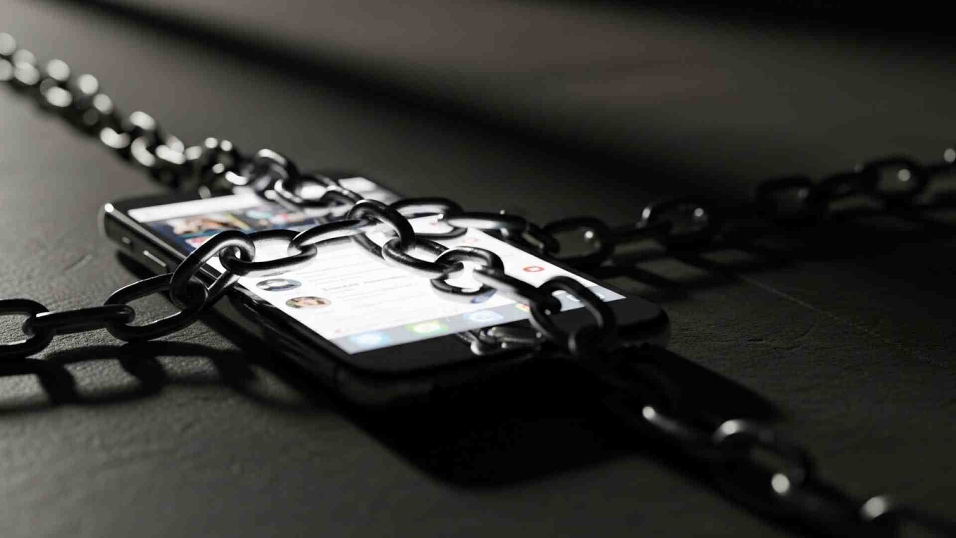 Due genitori discutono sul divieto dei social agli under 16