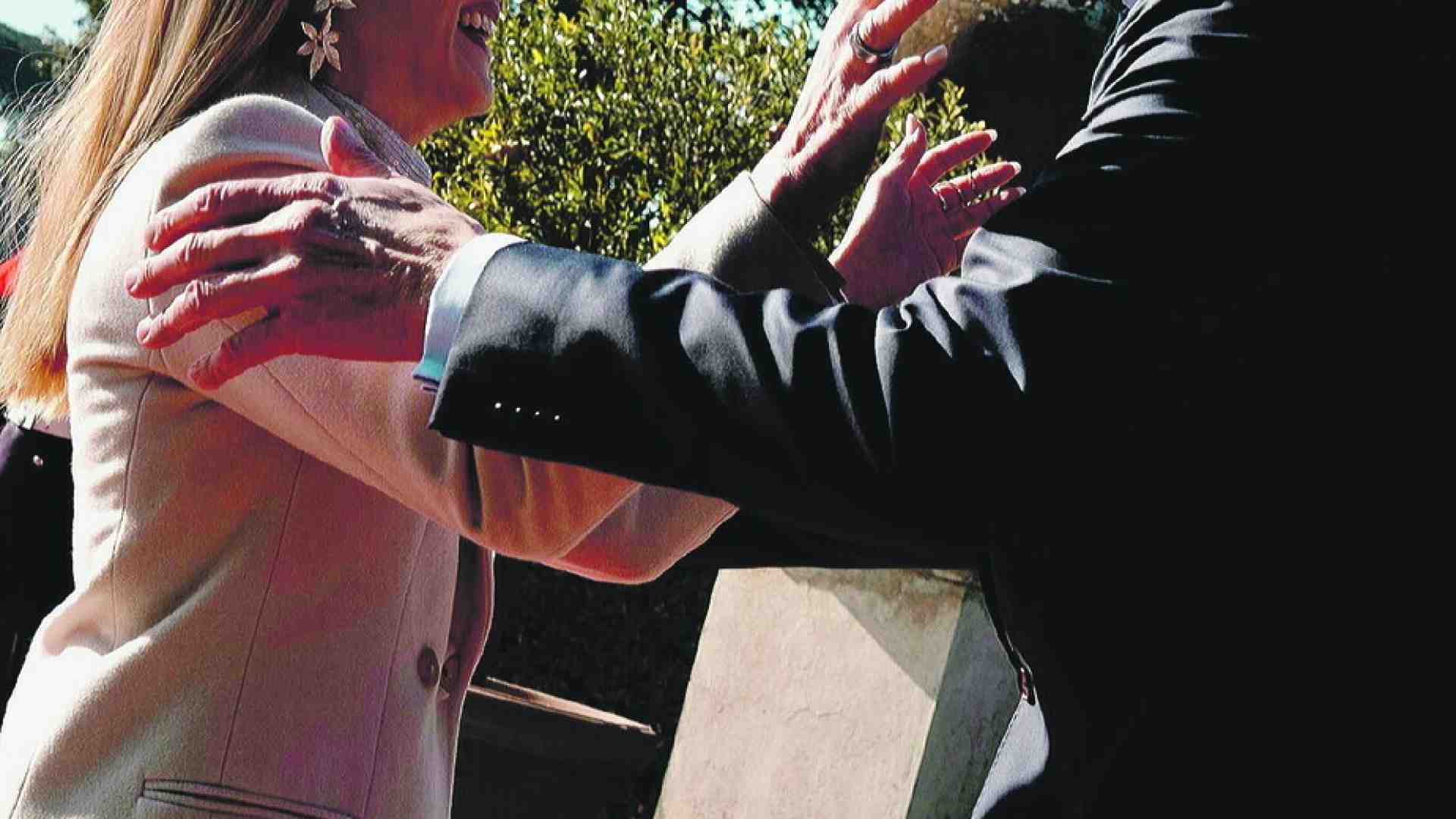 Il quadretto d'amore tra Merz e Meloni s'è già scheggiato