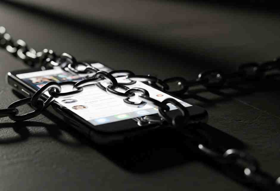 Due genitori discutono sul divieto dei social agli under 16