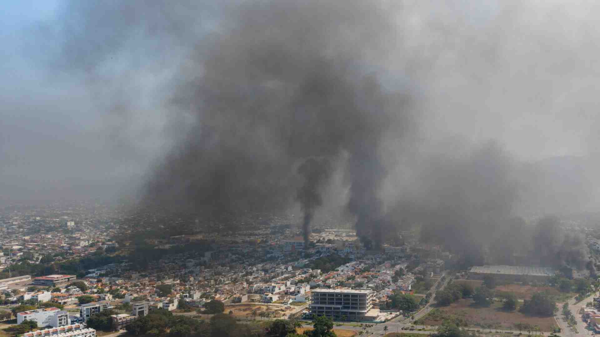 I narcos rispondono con blocchi stradali e incendi all'uccisione del Mencho