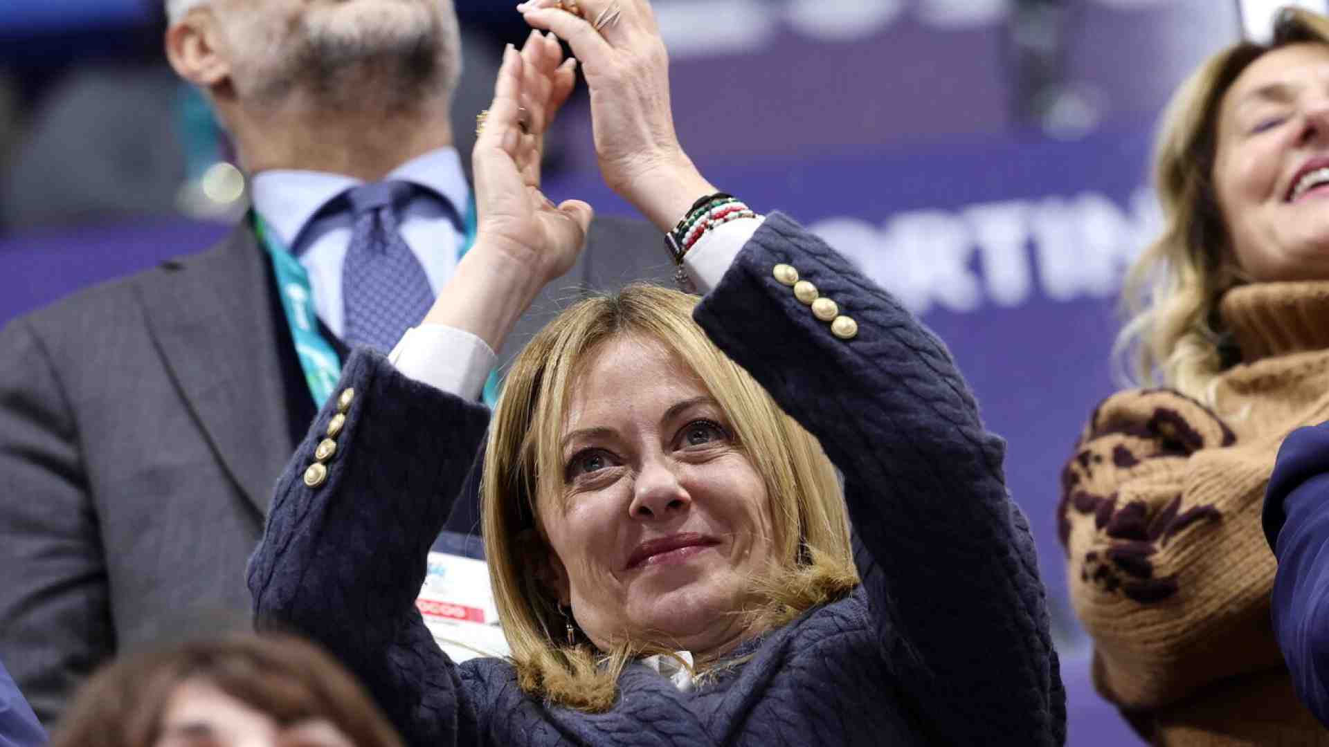 D’accordo con Merz, Meloni porta in Ue la linea del “trattiamo con Washington”. Nuovi aiuti a Kyiv