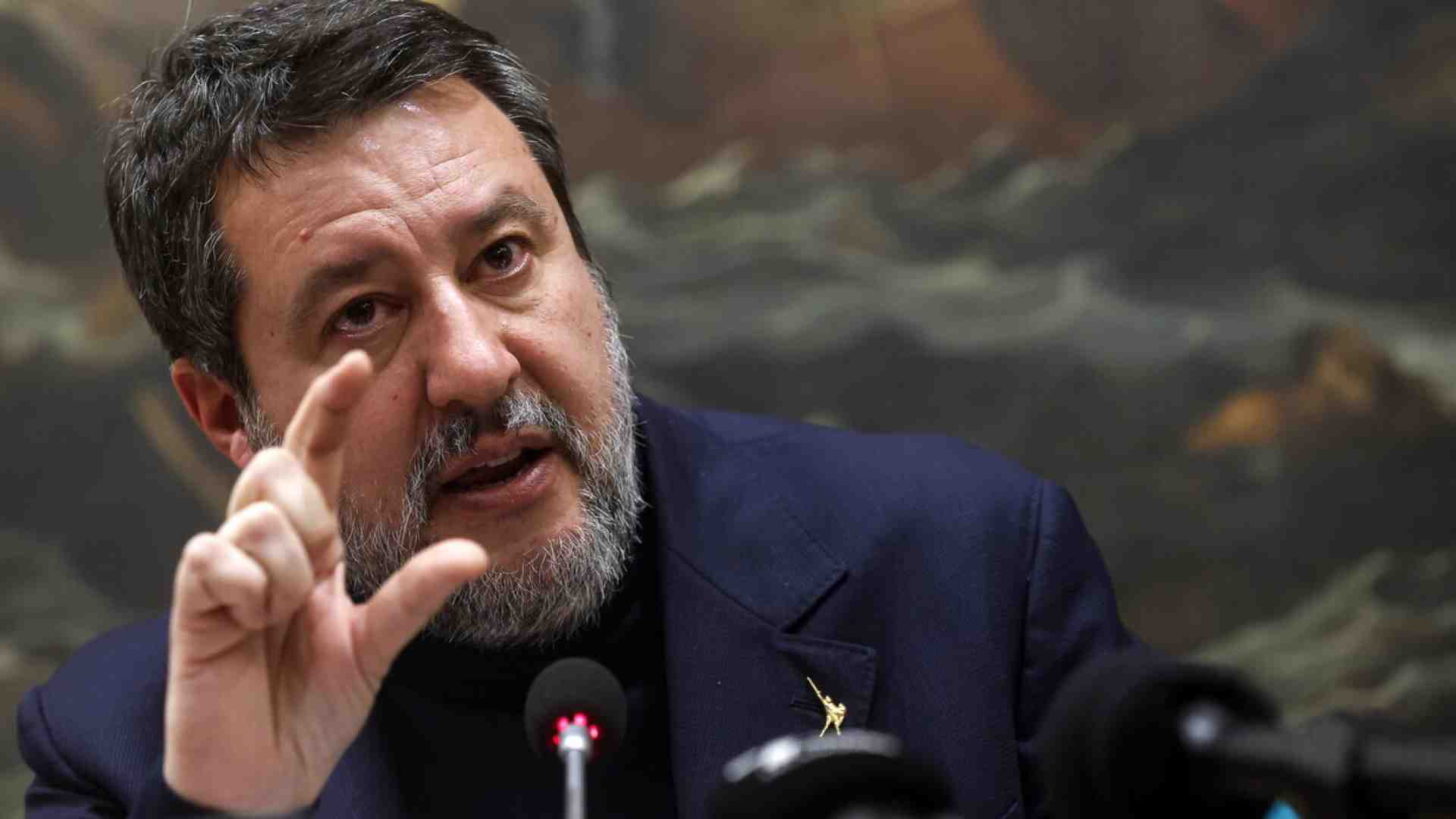 La parabola di Salvini sul caso Rogoredro: da "Io sto col poliziotto" a "Chi sbaglia paga doppio"