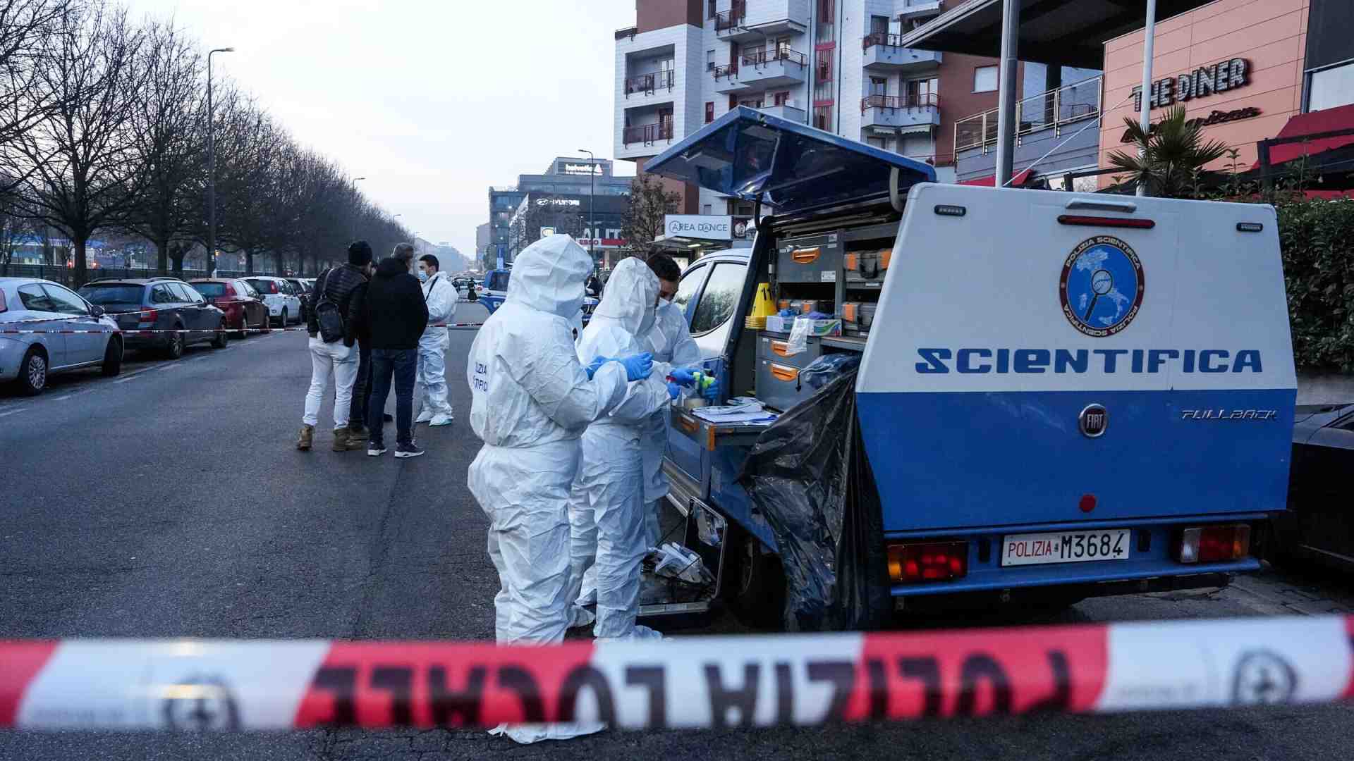 Fermato il poliziotto che ha ucciso Mansouri a Rogoredo. Sulla pistola c'è solo il suo dna